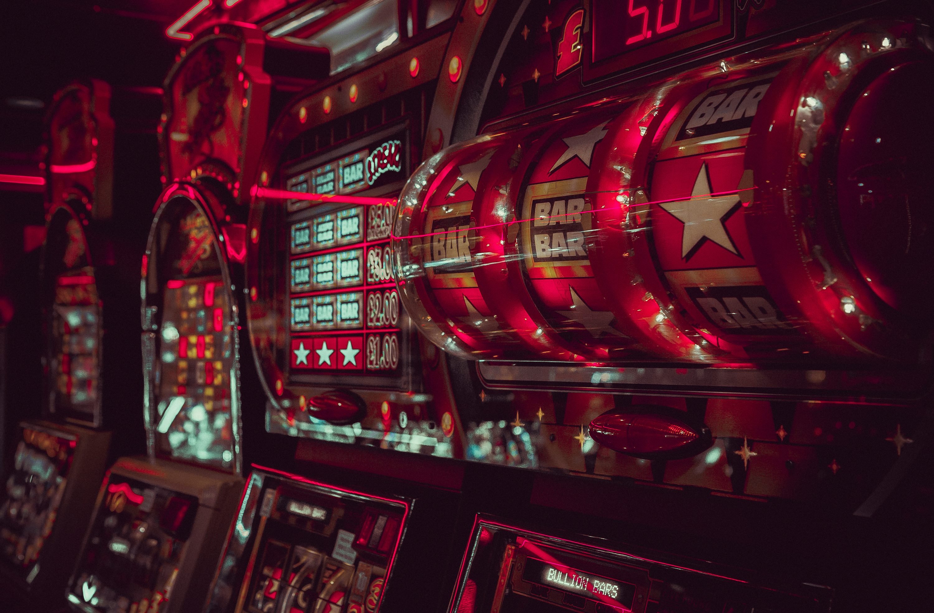 Dealer live casino sabat88 berinteraksi secara real-time di meja permainan